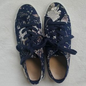 Kaari Blue navy blue floral size 8
